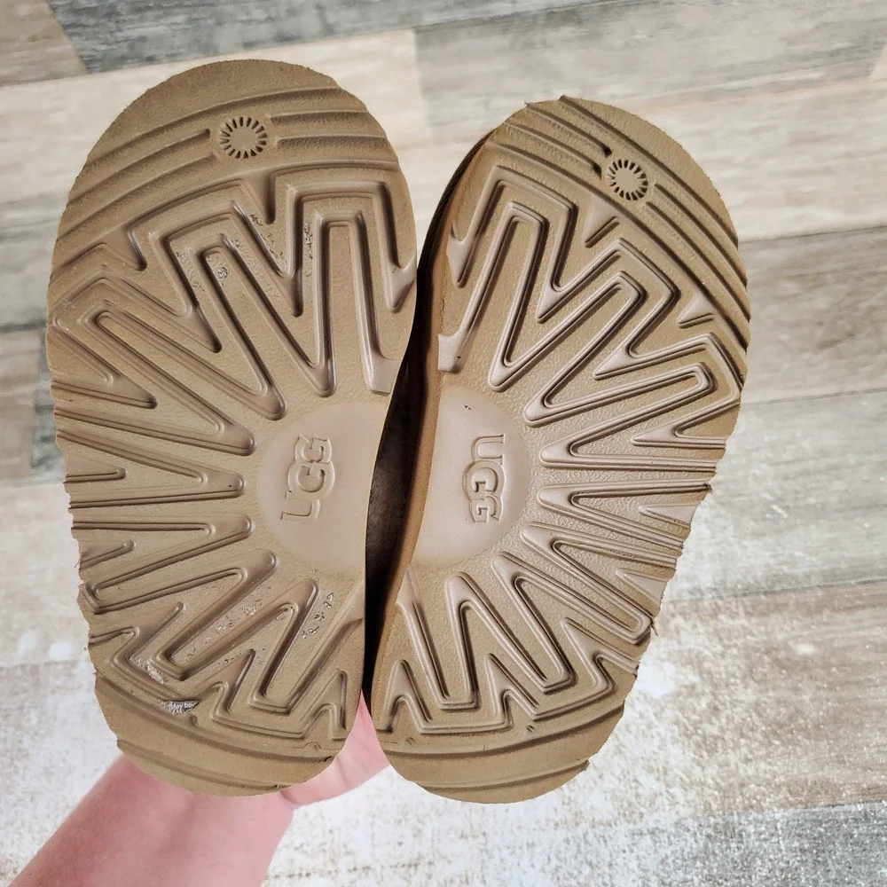 UGG excellent light